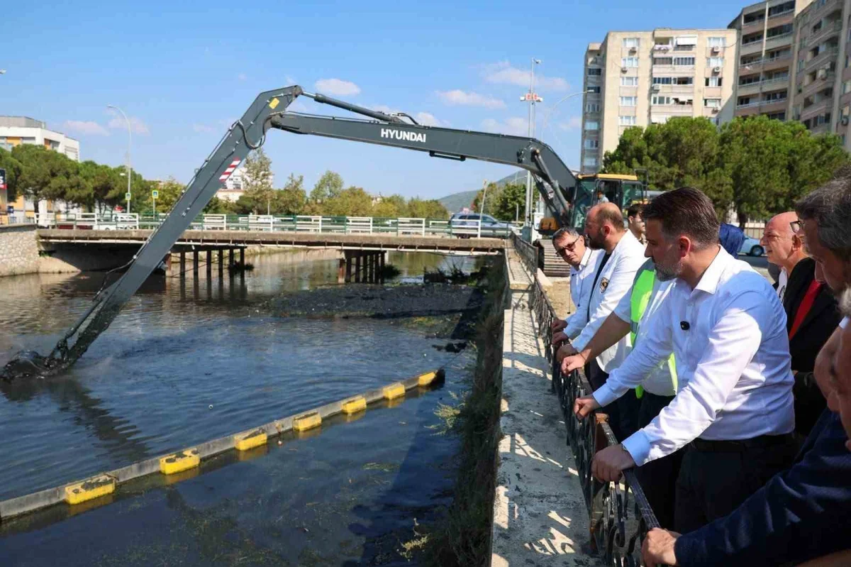 Gemlik'te Karsak ve Çarşı derelerinde temizlik çalışması