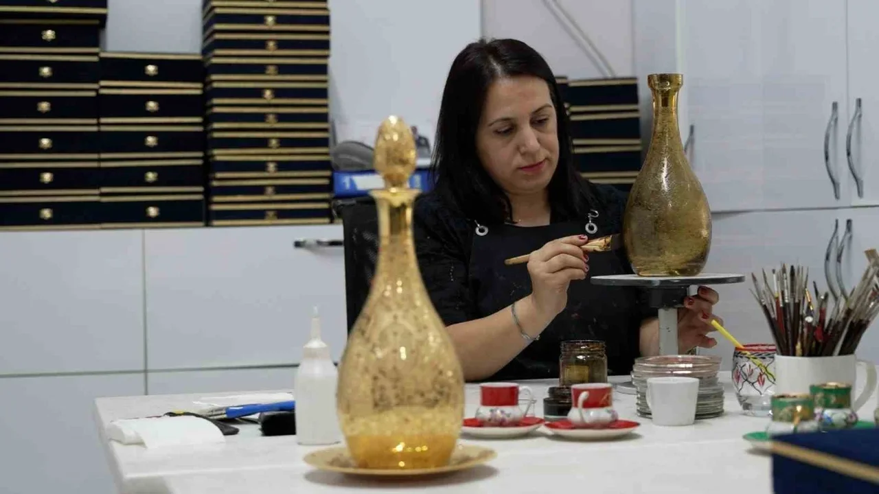 Bursa'da Cam Atölyesi'nde geleneksel sanat eserleri üretiliyor