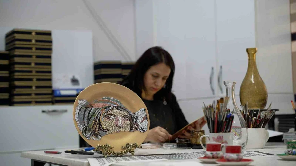 Bursa'da Cam Atölyesi'nde geleneksel sanat eserleri üretiliyor