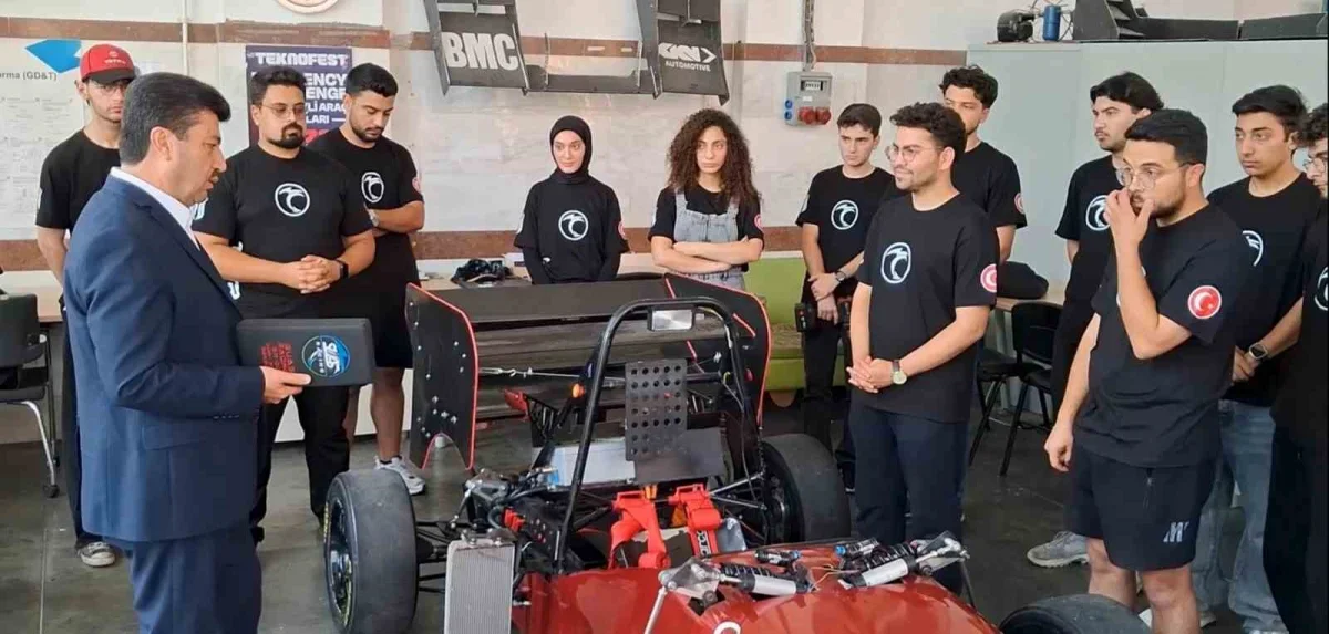 SUBÜ'nün yerli elektrikli yarış aracı Polonya'da piste çıkıyor