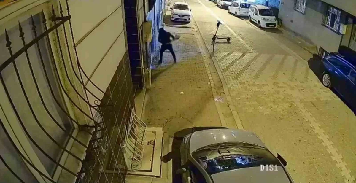 Esenyurt'ta eski sevgili dehşeti: Binayı kundaklayıp camları kırdı