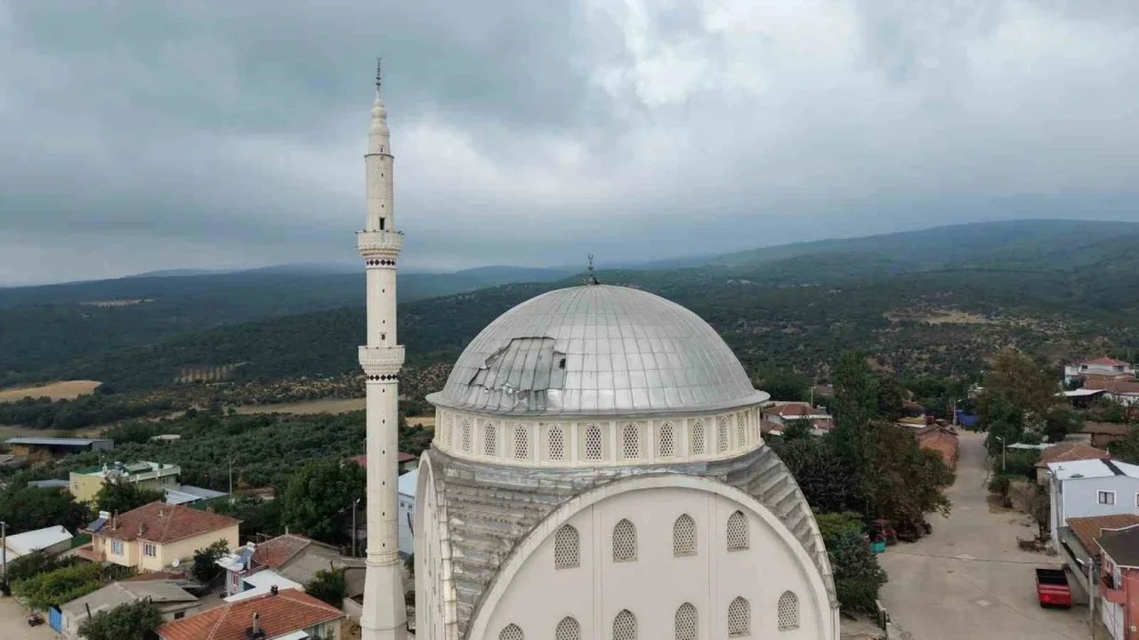 Poyraz Bandırma Dedeoba Mahallesi'ndeki caminin kubbesini uçurdu