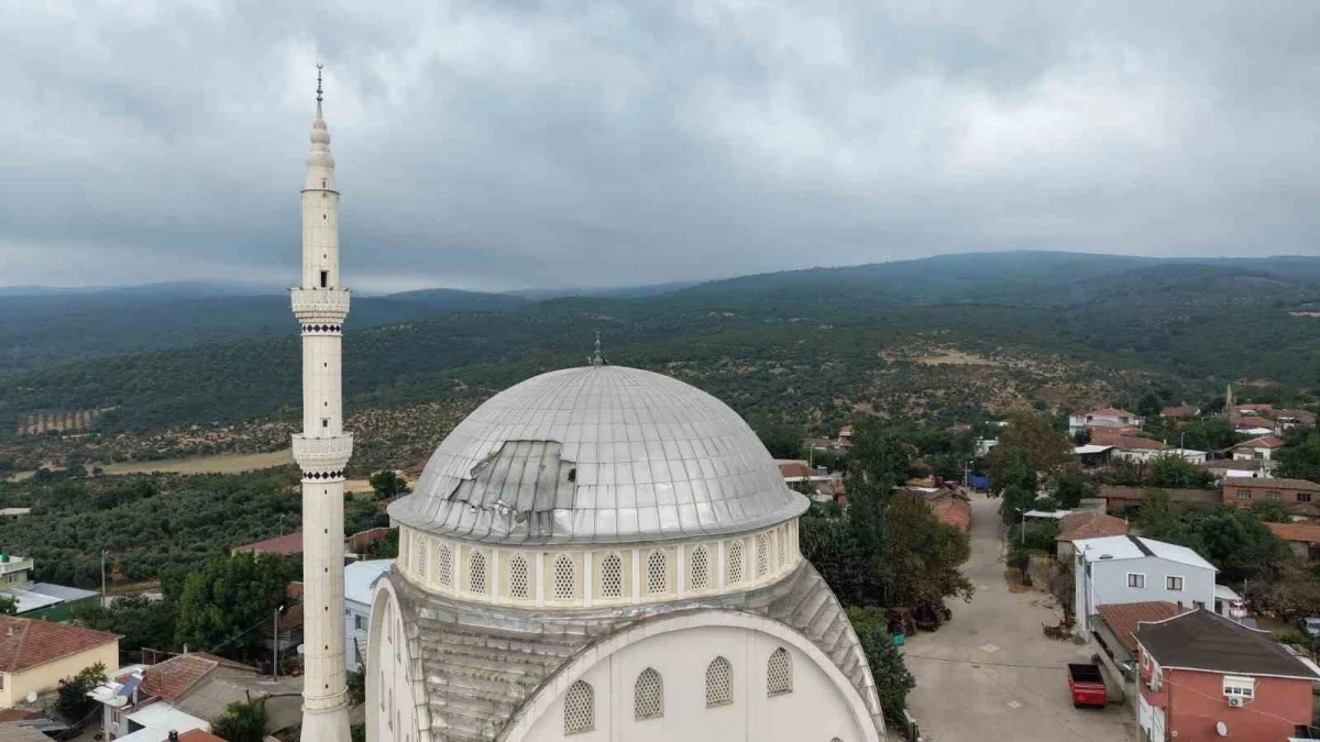 Poyraz Bandırma Dedeoba Mahallesi'ndeki caminin kubbesini uçurdu