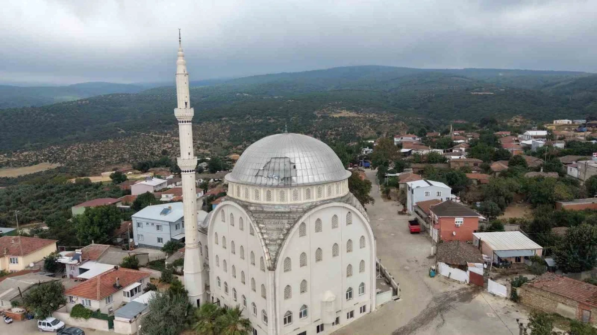 Poyraz Bandırma Dedeoba Mahallesi'ndeki caminin kubbesini uçurdu