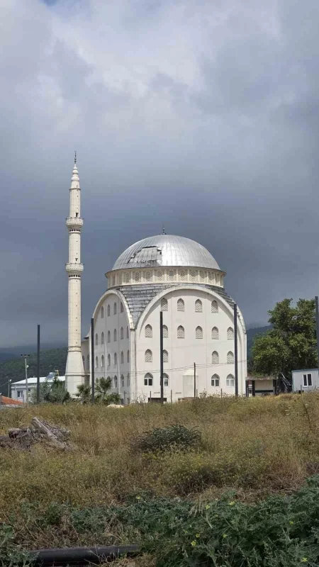 Poyraz Bandırma Dedeoba Mahallesi'ndeki caminin kubbesini uçurdu