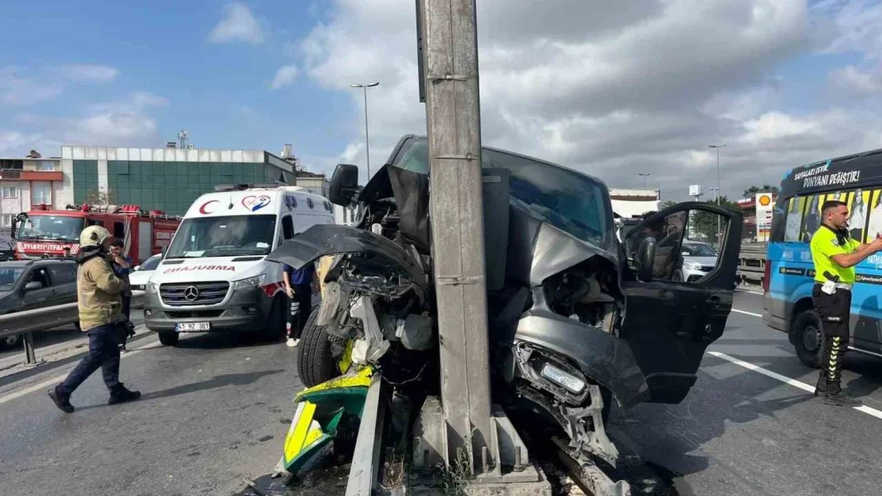 Küçükçekmece E5'te çocukları taşıyan araç bariyere çarptı