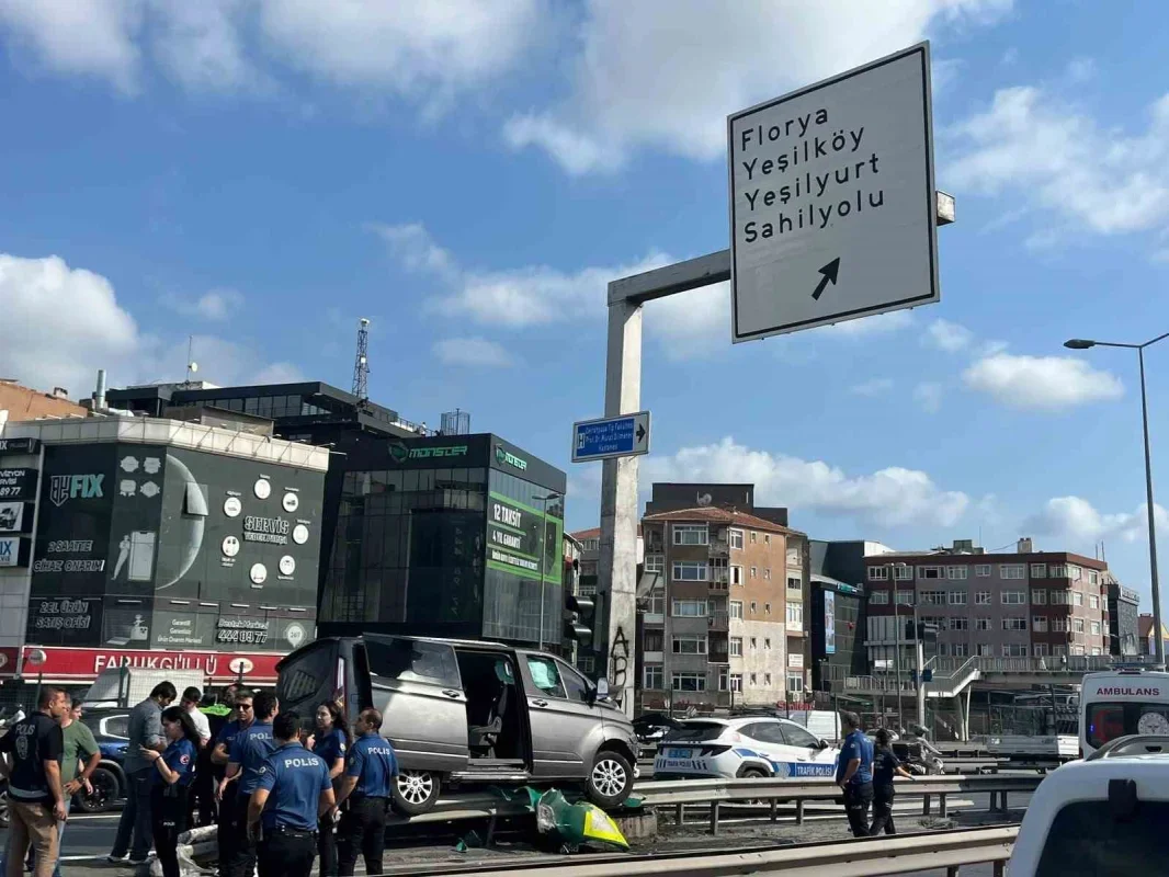 Küçükçekmece E5'te çocukları taşıyan araç bariyere çarptı