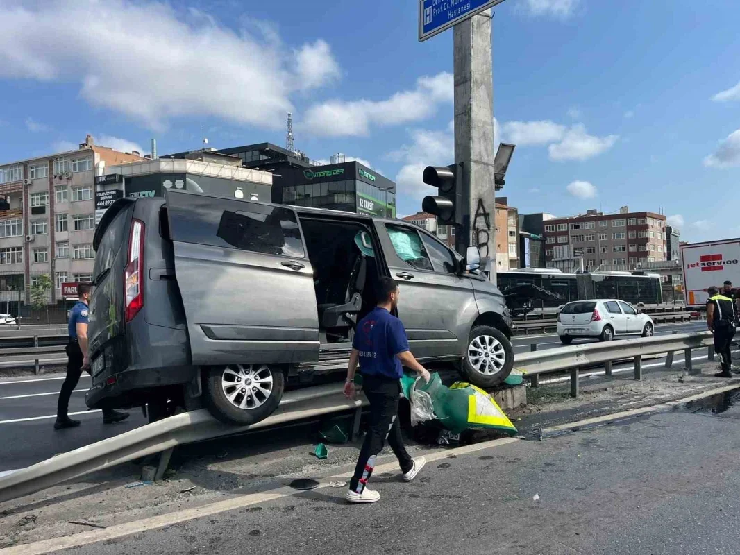 Küçükçekmece E5'te çocukları taşıyan araç bariyere çarptı