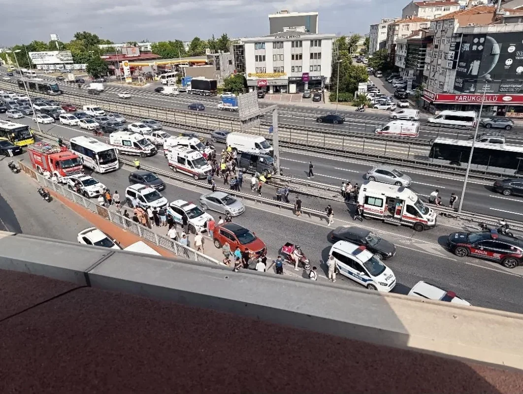 Küçükçekmece E5'te çocukları taşıyan araç bariyere çarptı
