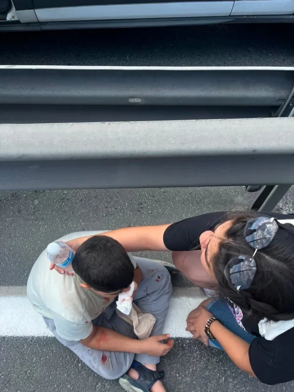 Küçükçekmece E5'te çocukları taşıyan araç bariyere çarptı