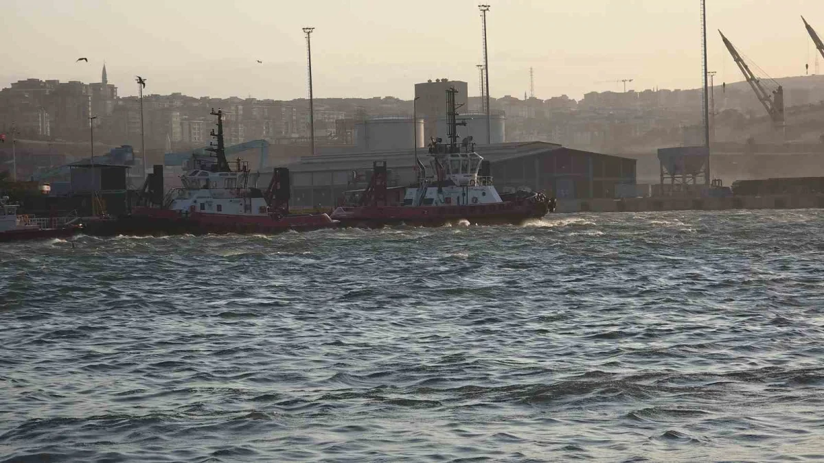 Bandırma'da fırtına etkili: Dalgalar kıyıları dövüyor