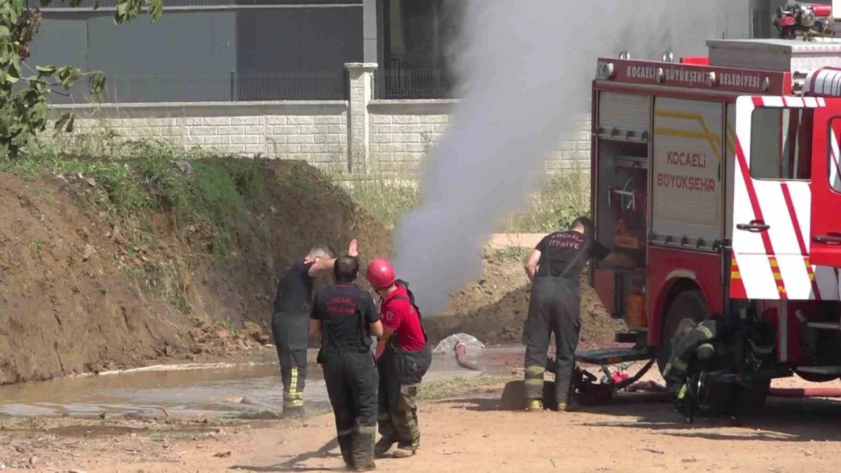 Kocaeli Başiskele'de doğal gaz borusu delindi, gaz havaya yükseldi