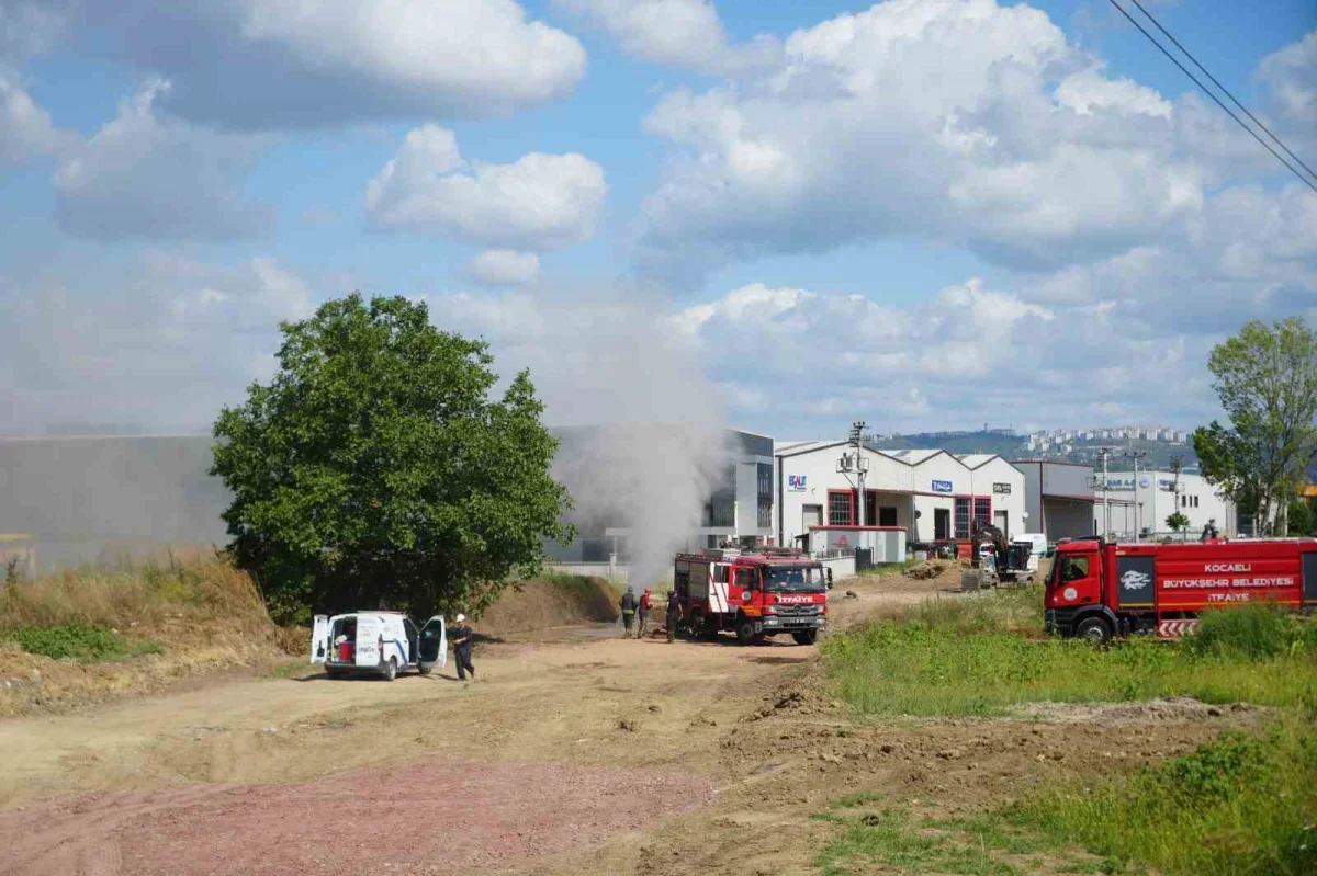 Kocaeli Başiskele'de doğal gaz borusu delindi, gaz havaya yükseldi