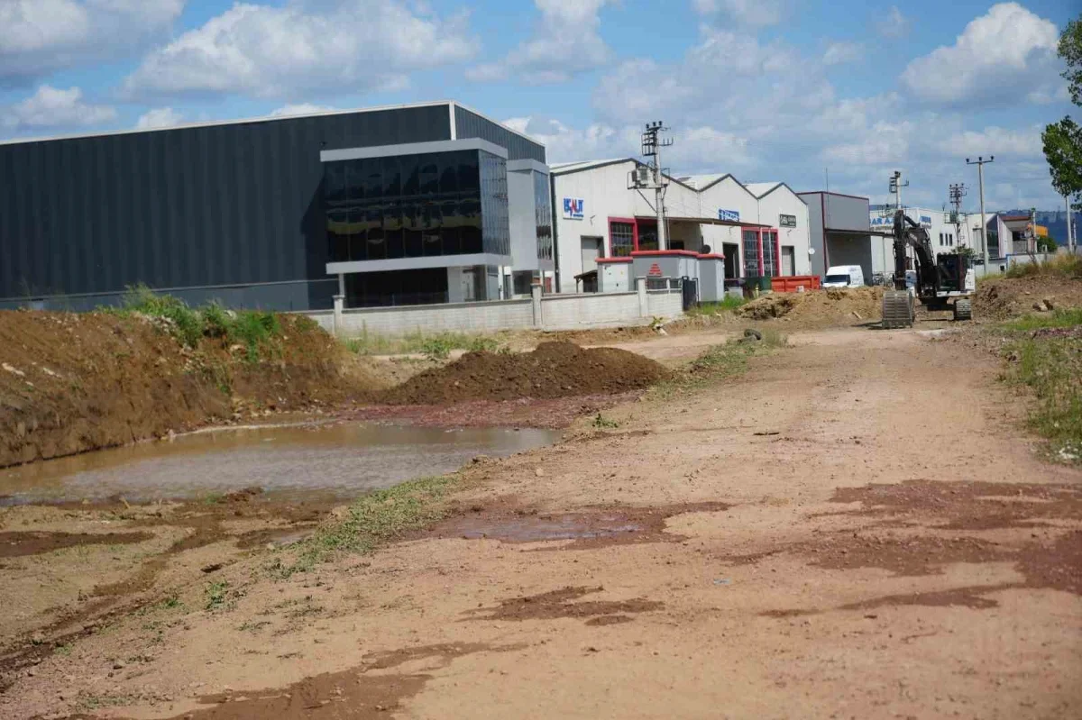 Kocaeli Başiskele'de doğal gaz borusu delindi, gaz havaya yükseldi
