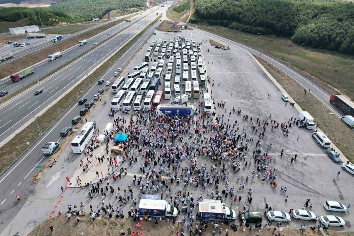 AK Parti İstanbul'dan 300 otobüsle Ankara'ya 15 bin kişi gitti