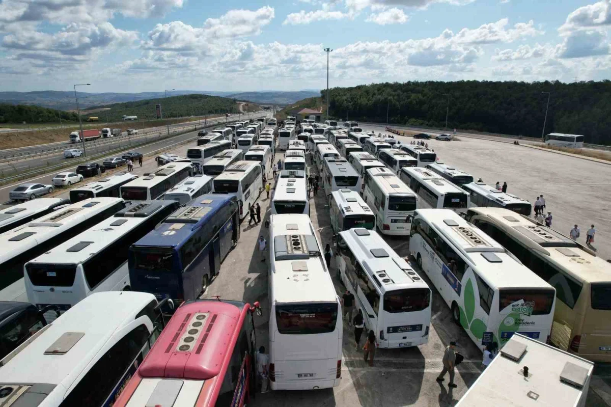 AK Parti İstanbul'dan 300 otobüsle Ankara'ya 15 bin kişi gitti