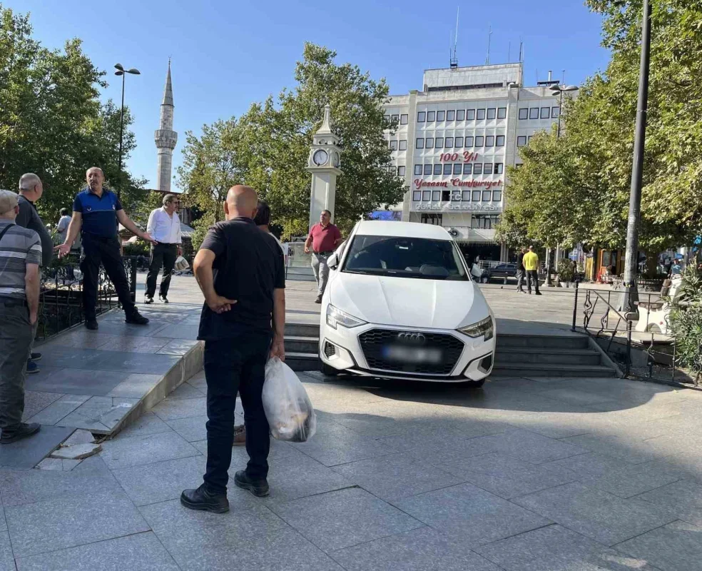 Tekirdağ'da otomobil merdivende asılı kaldı, görenler şaştı