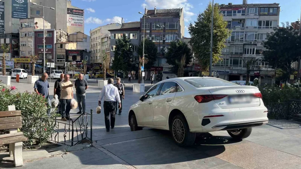 Tekirdağ'da otomobil merdivende asılı kaldı, görenler şaştı