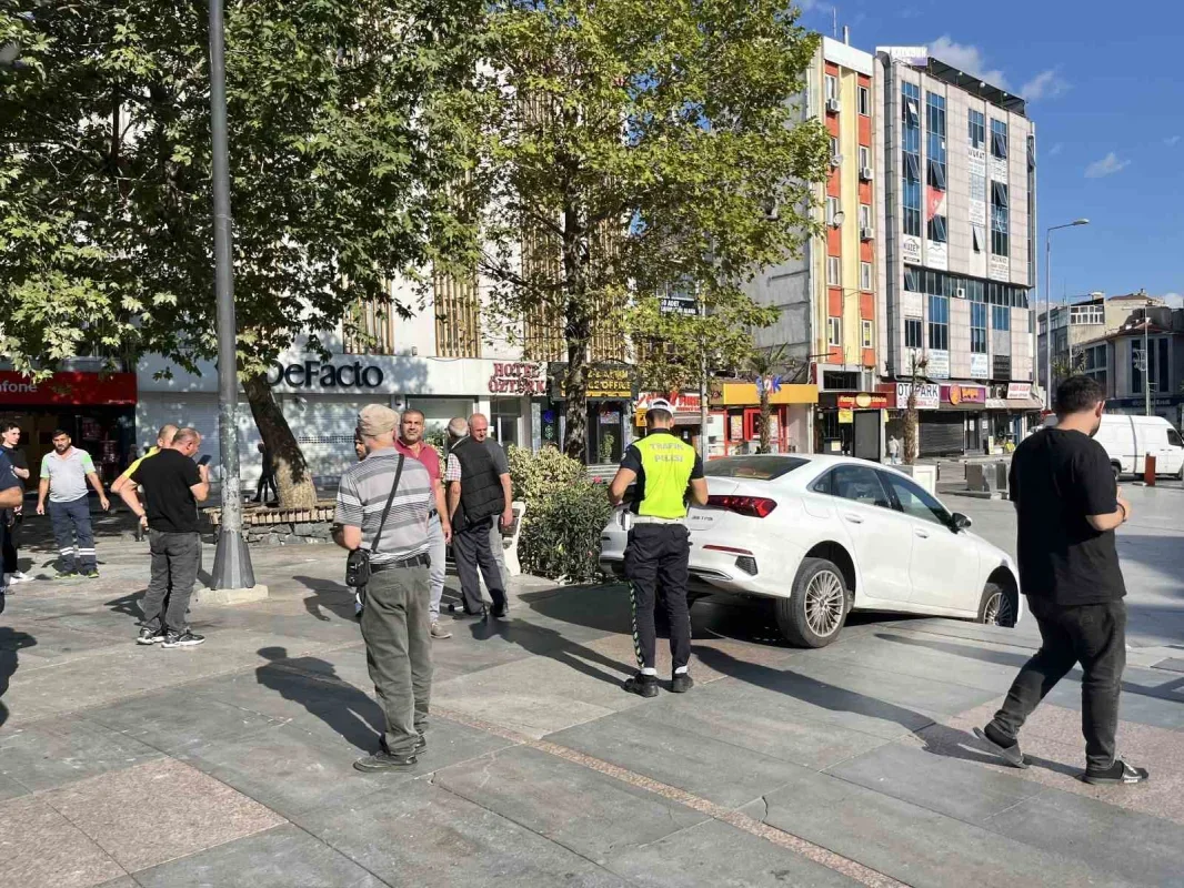 Tekirdağ'da otomobil merdivende asılı kaldı, görenler şaştı