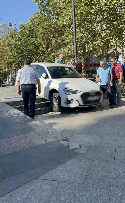 Tekirdağ'da otomobil merdivende asılı kaldı, görenler şaştı