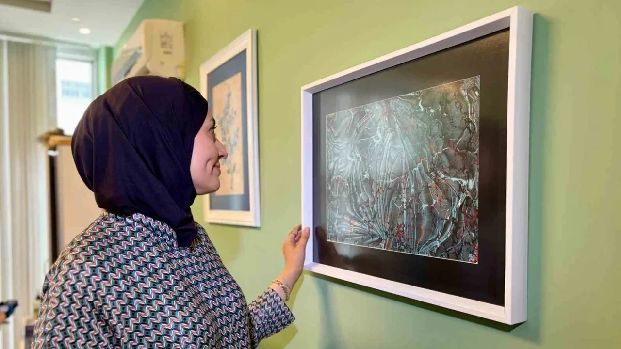 Gülcan Ulu, modern ebru sanatıyla İzmir'de öğrenciler yetiştiriyor