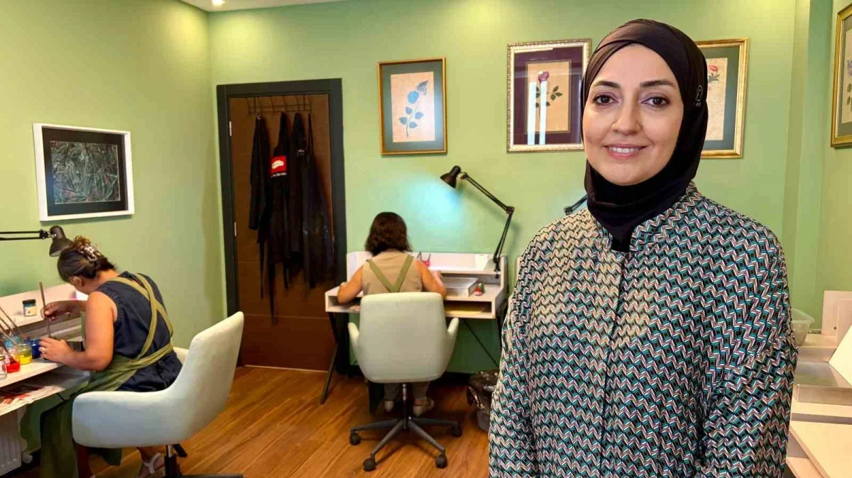 Gülcan Ulu, modern ebru sanatıyla İzmir'de öğrenciler yetiştiriyor