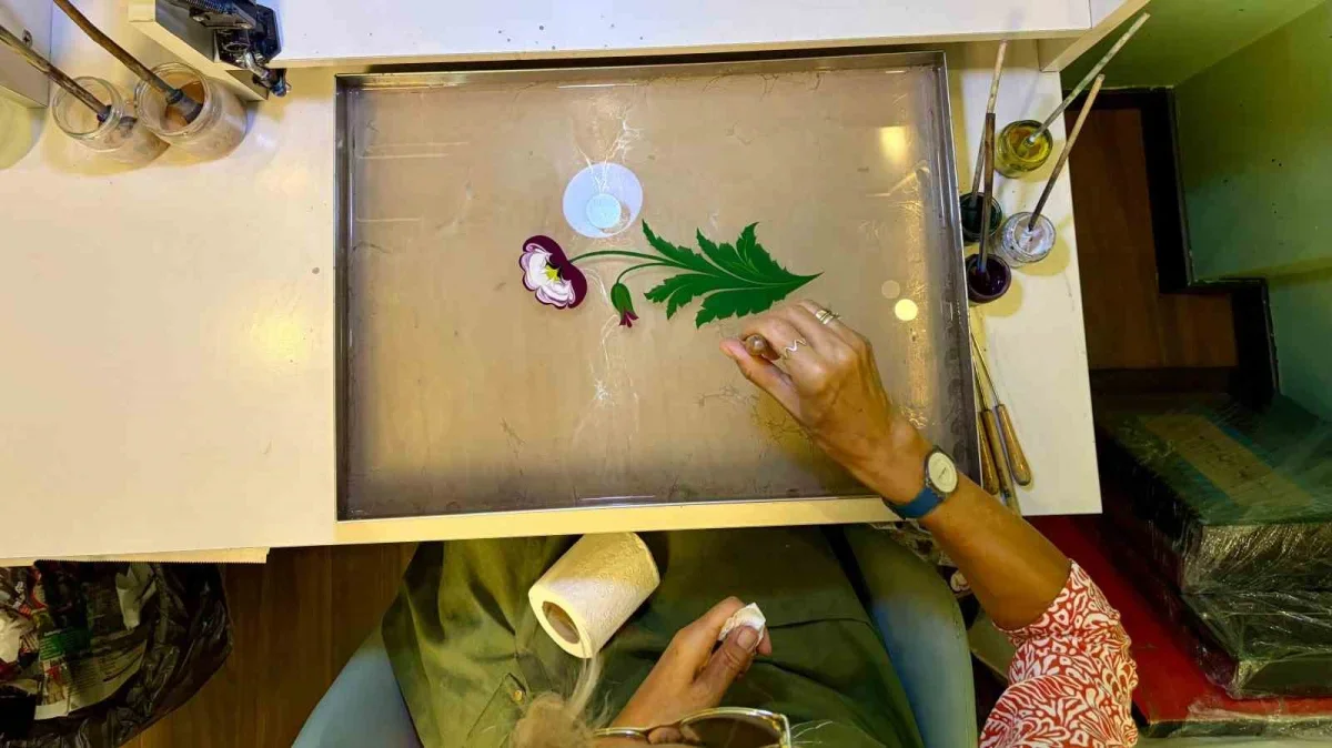 Gülcan Ulu, modern ebru sanatıyla İzmir'de öğrenciler yetiştiriyor