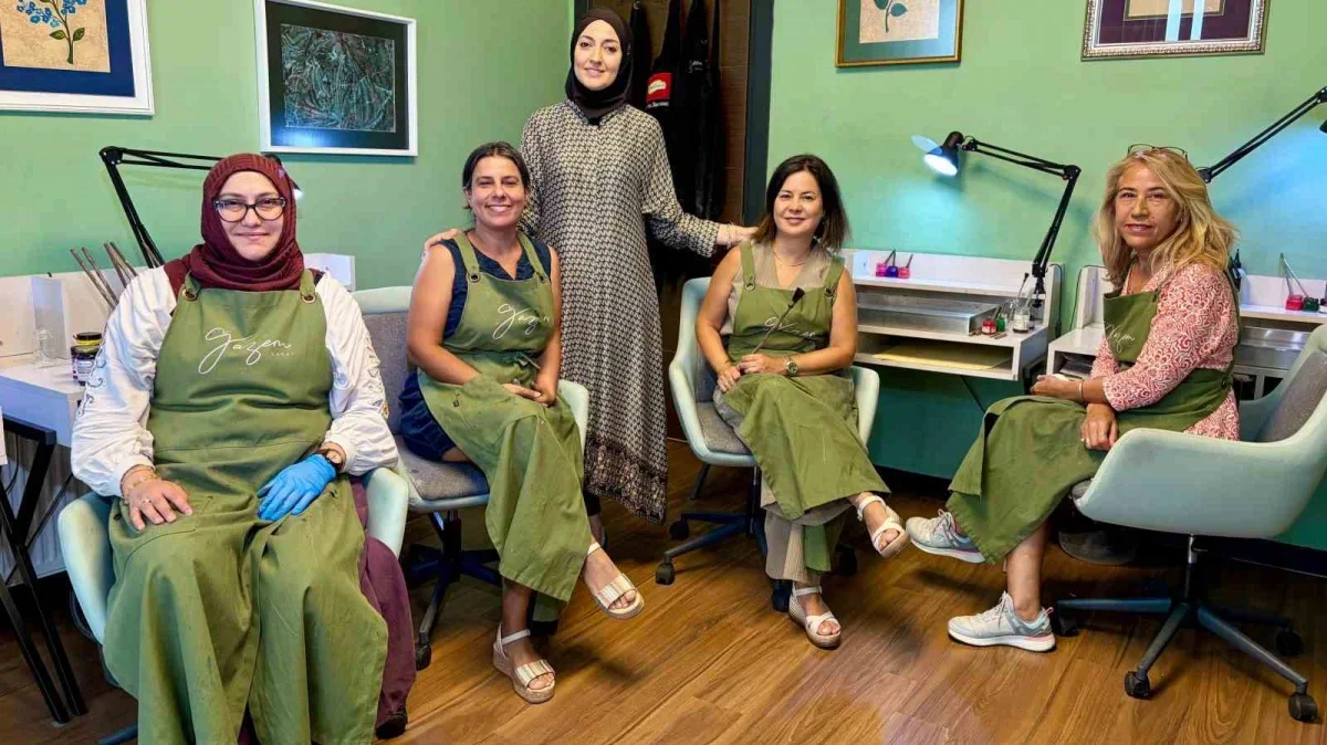 Gülcan Ulu, modern ebru sanatıyla İzmir'de öğrenciler yetiştiriyor