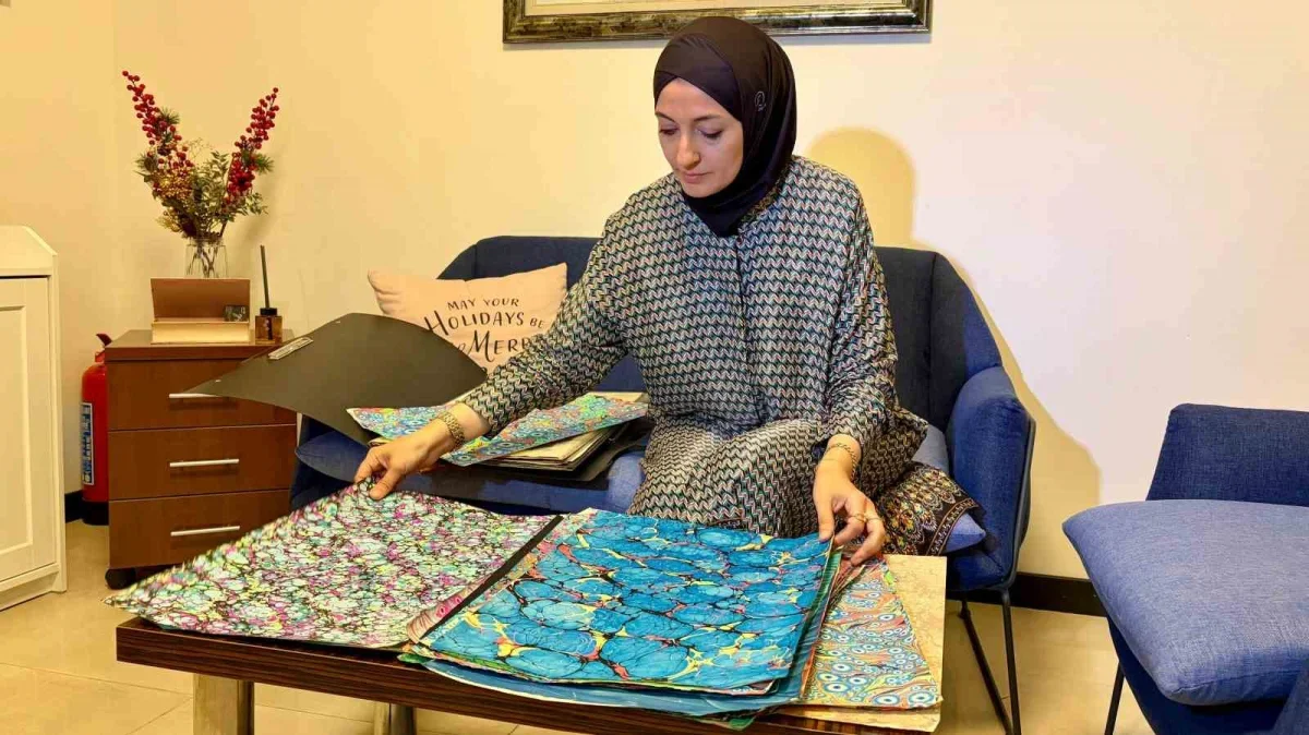 Gülcan Ulu, modern ebru sanatıyla İzmir'de öğrenciler yetiştiriyor