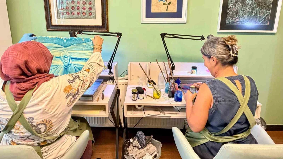 Gülcan Ulu, modern ebru sanatıyla İzmir'de öğrenciler yetiştiriyor