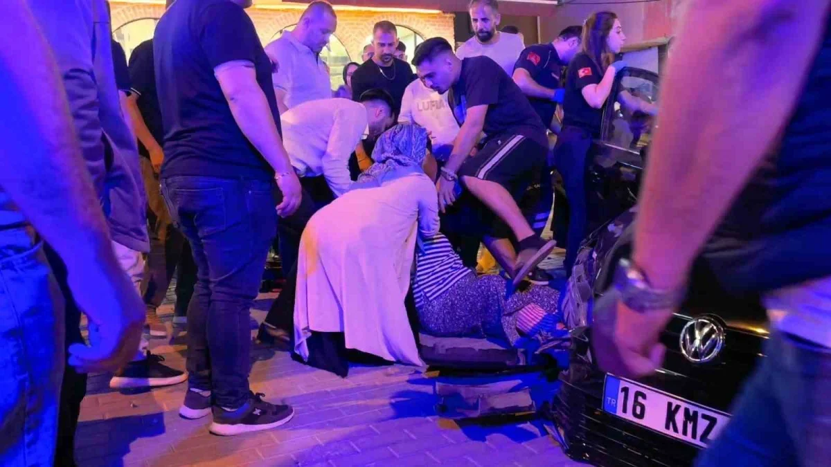 İnegöl'de kontrolden çıkan otomobil 2 araca çarptı: 2 yaralı