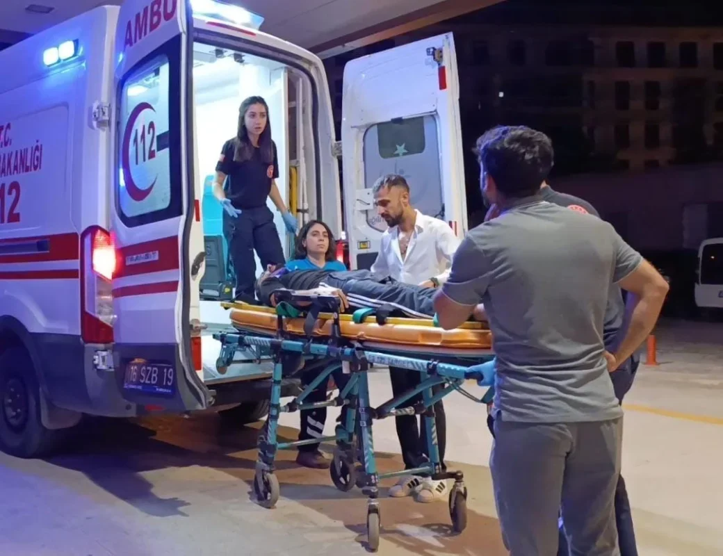 İnegöl'de kontrolden çıkan otomobil 2 araca çarptı: 2 yaralı