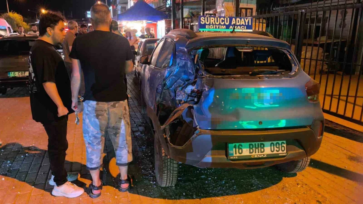 İnegöl'de kontrolden çıkan otomobil 2 araca çarptı: 2 yaralı