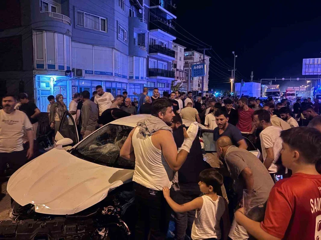 Bursa Orhangazi'de kırmızı ışık ihlali kazası: 1'i ağır 5 yaralı