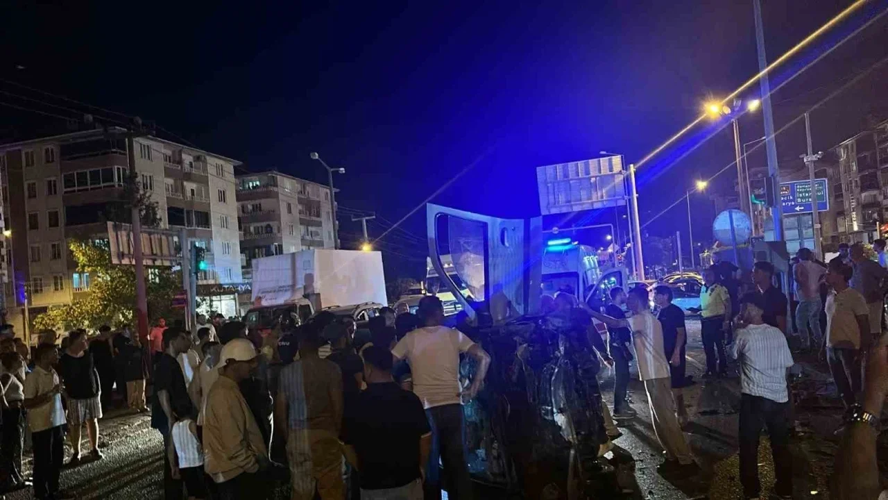 Bursa Orhangazi'de kırmızı ışık ihlali kazası: 1'i ağır 5 yaralı
