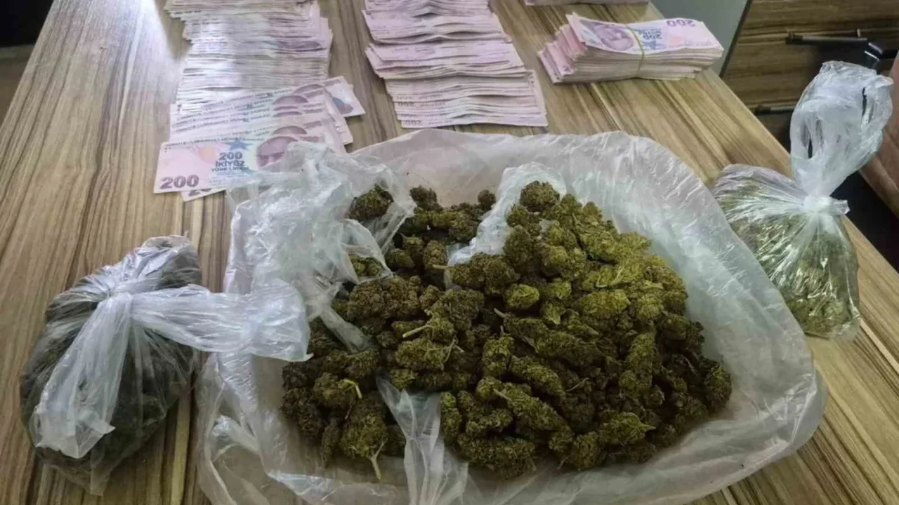 Dur ihtarına uymayan sürücüden 483 gram esrar çıktı
