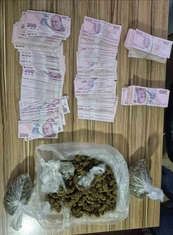 Dur ihtarına uymayan sürücüden 483 gram esrar çıktı