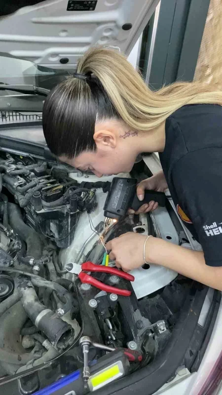 Bursa'da 19 yaşındaki Azra Aruser tamirhanede çalışıyor