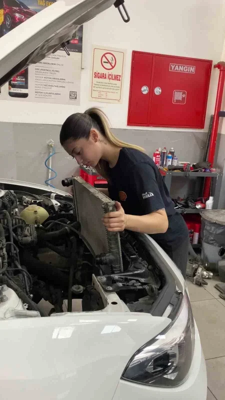 Bursa'da 19 yaşındaki Azra Aruser tamirhanede çalışıyor