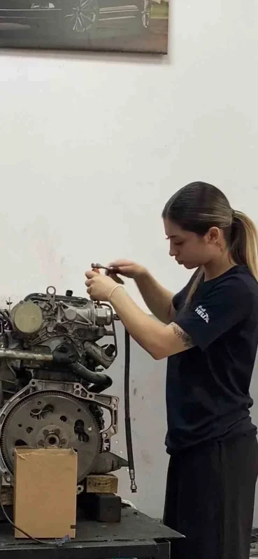 Bursa'da 19 yaşındaki Azra Aruser tamirhanede çalışıyor