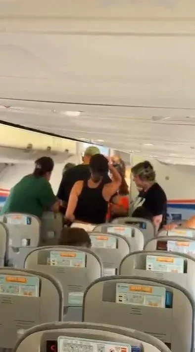 Antalya Havalimanı'nda uçuş gecikti, yolcular bagaj krizi yaşadı
