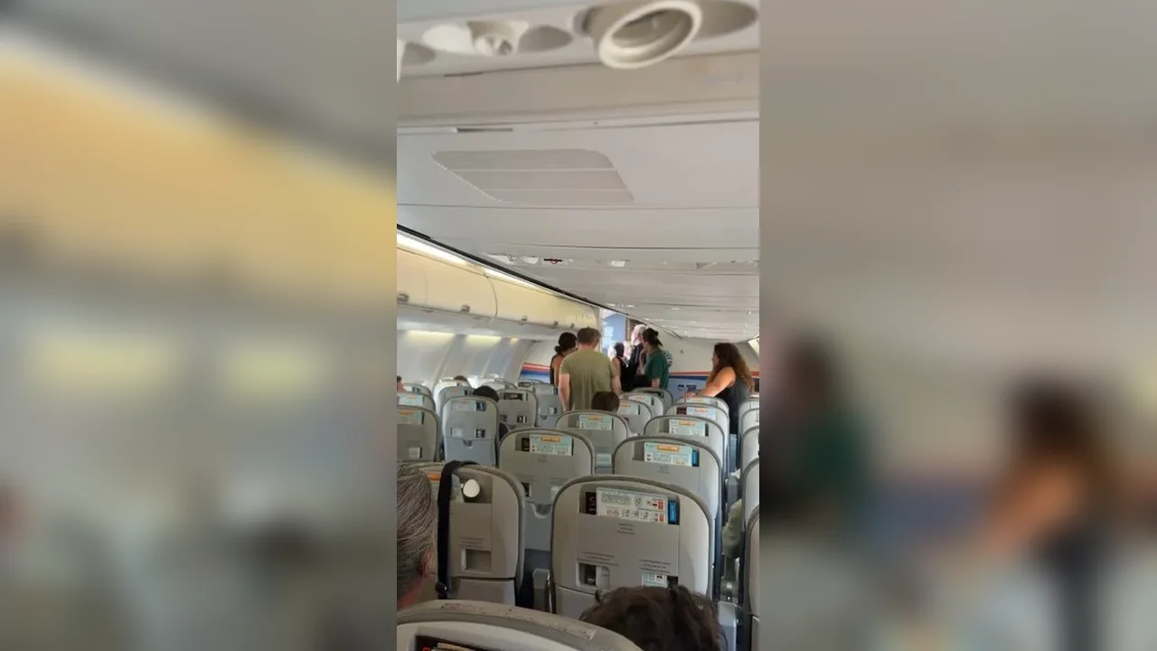 Antalya Havalimanı'nda uçuş gecikti, yolcular bagaj krizi yaşadı