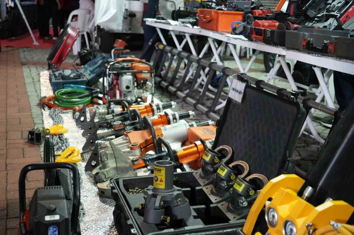 17 Ağustos depremi Gölcük'te 27 yıl sonra anıldı