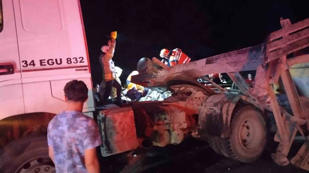 Beykoz'da hafriyat kamyonu otomobille çarpıştı: 3 yaralı