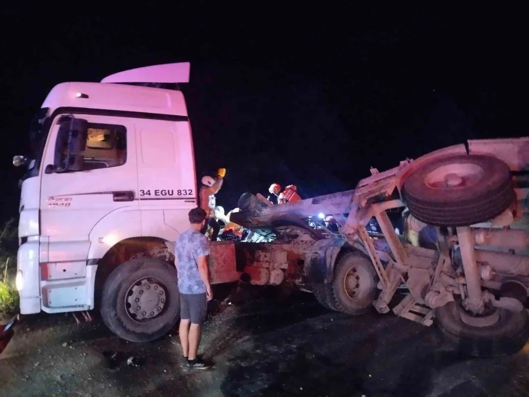 Beykoz'da hafriyat kamyonu otomobille çarpıştı: 3 yaralı