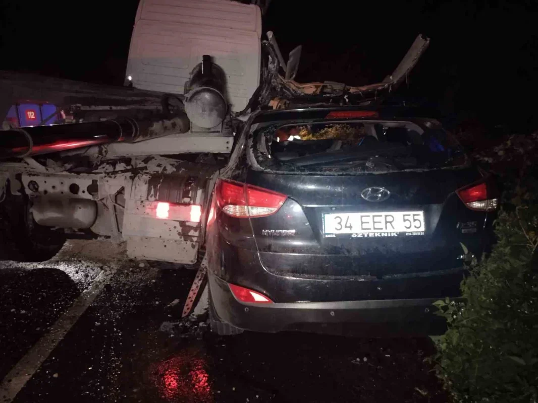 Beykoz'da hafriyat kamyonu otomobille çarpıştı: 3 yaralı