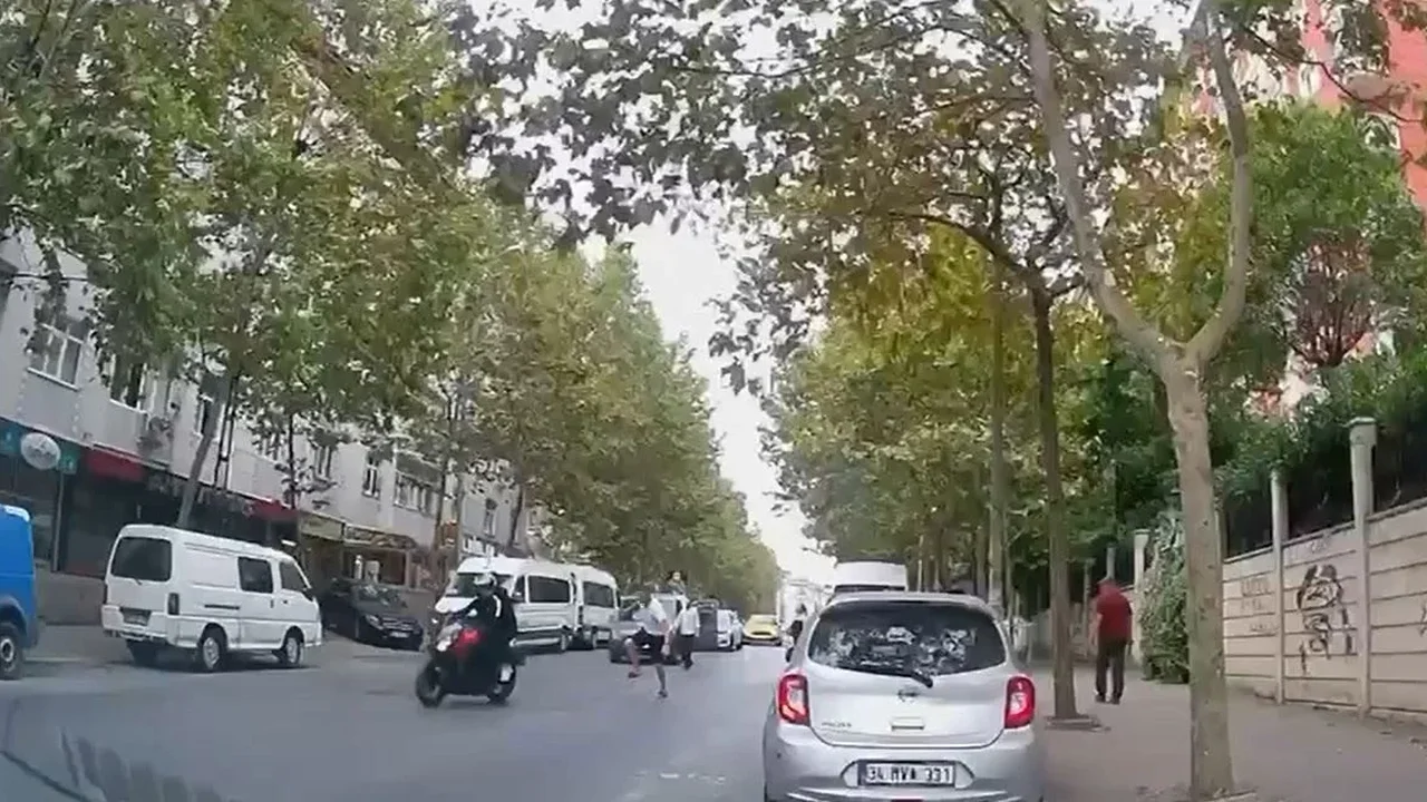 Esenyurt'ta genç kızın telefonu çalındı: O anlar kamerada