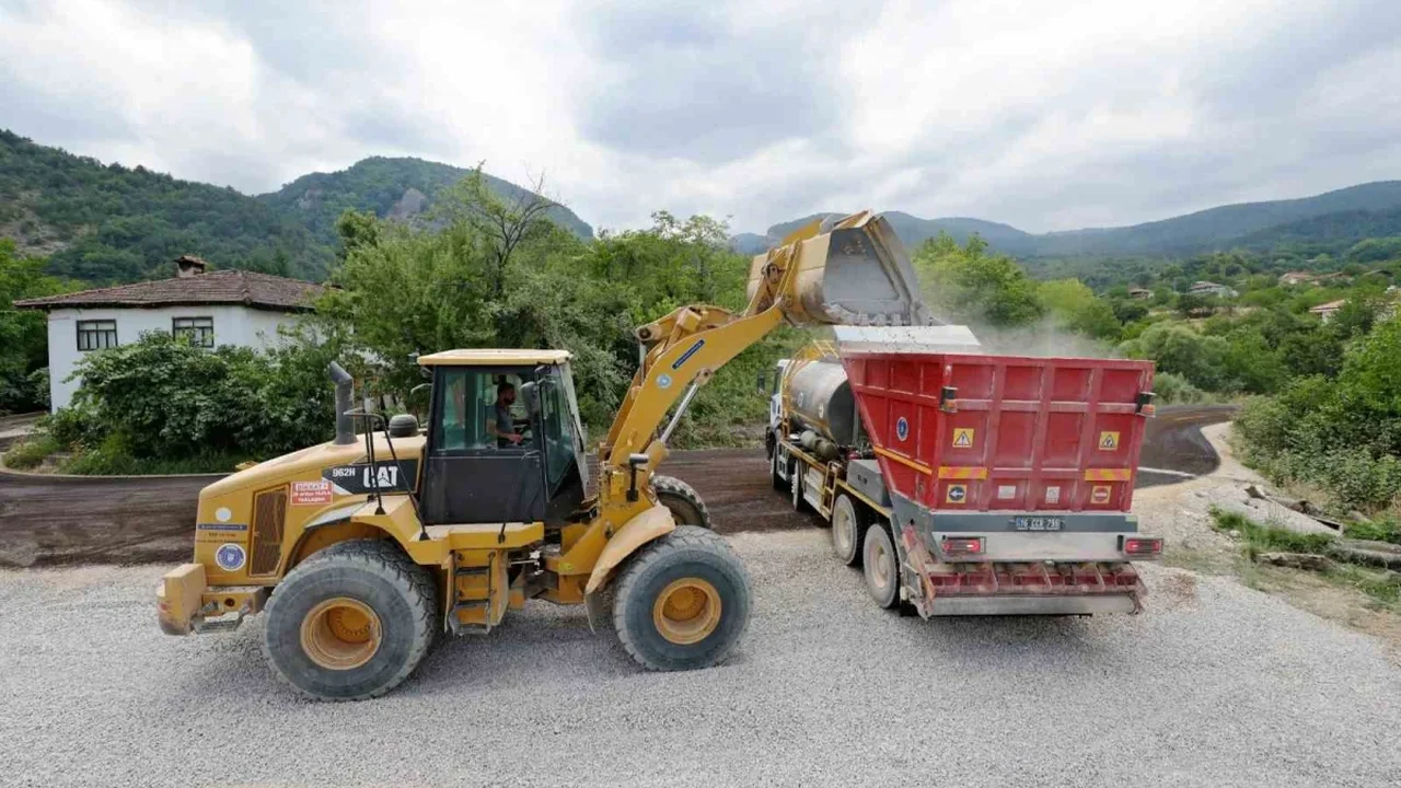 Bursa İnegöl kırsalında 18 kilometrelik yol yenileniyor