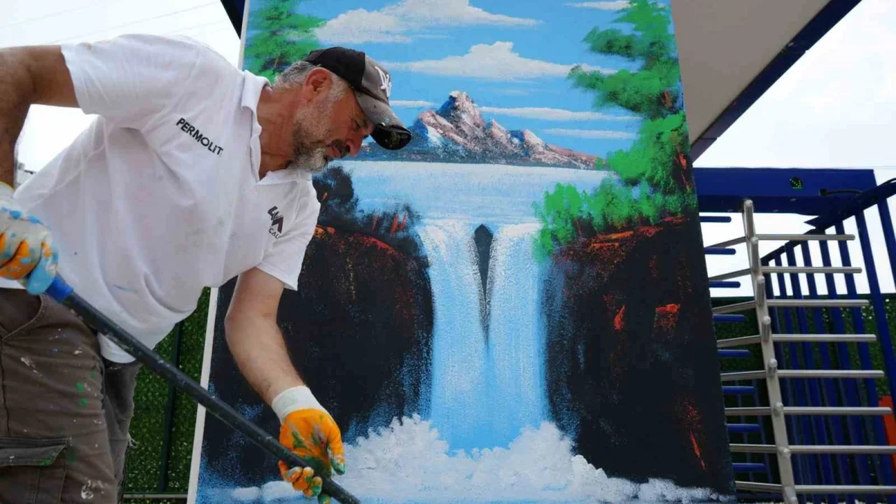 Kocaeli'nin Bob Ross'u İsmail Bayram sokakları renklendiriyor