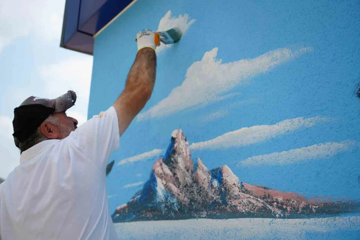 Kocaeli'nin Bob Ross'u İsmail Bayram sokakları renklendiriyor